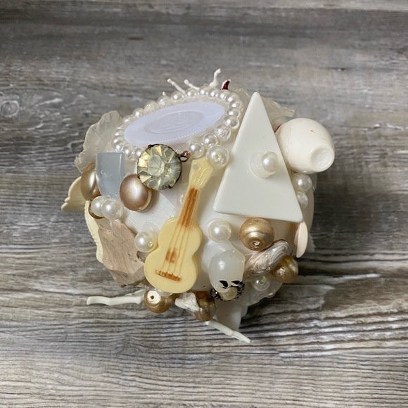 One of a kind white ornament - Picture 8 of 17